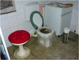 Fäkalien Abwasser das aus der Toilette austritt Fäkalien Abwasser das aus der Toilette austritt